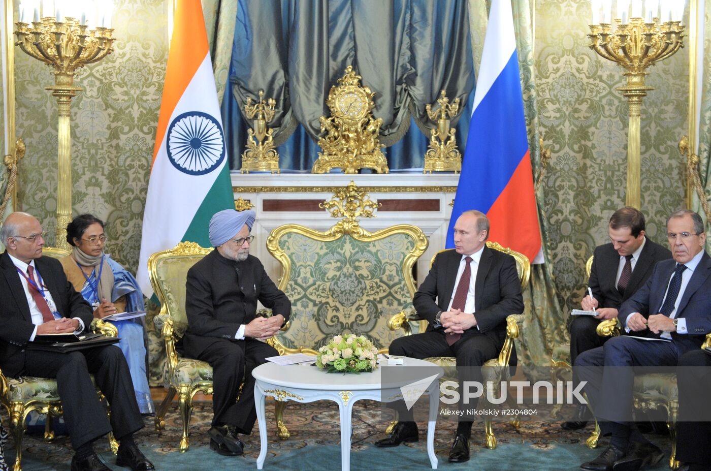 Vladimir Putin meets with Manmohan Singh