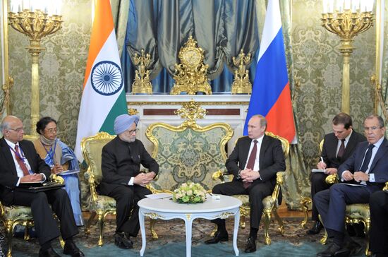 Vladimir Putin meets with Manmohan Singh