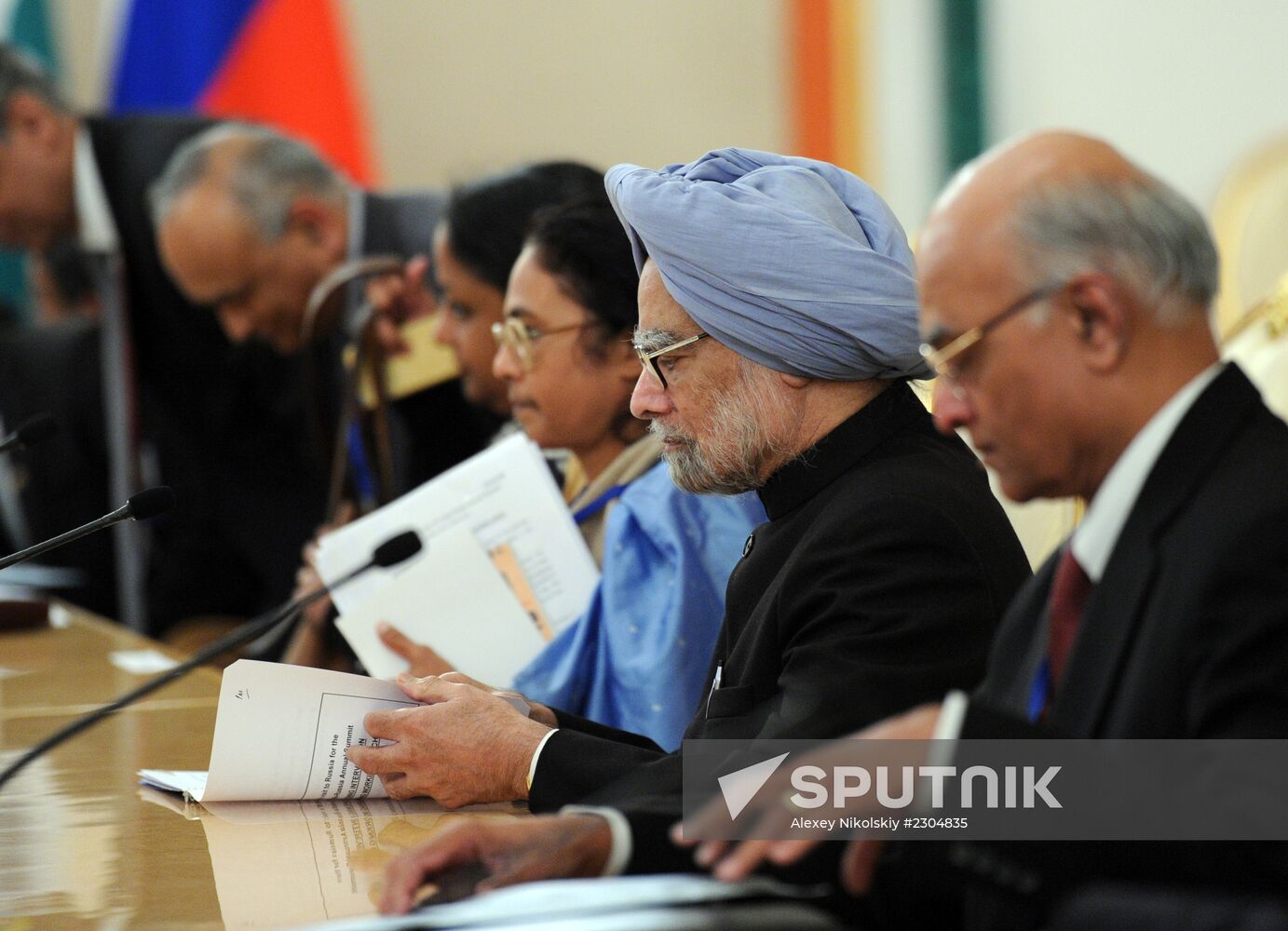 Vladimir Putin meets with Manmohan Singh