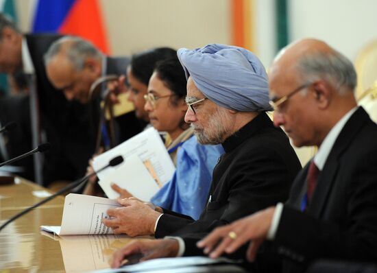 Vladimir Putin meets with Manmohan Singh