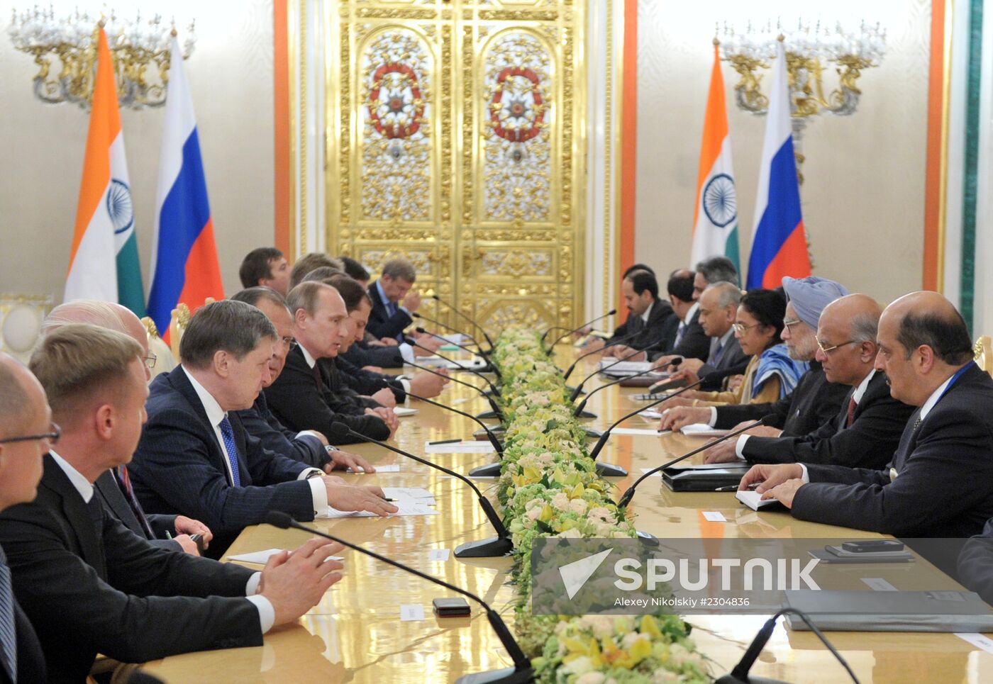 Vladimir Putin meets with Manmohan Singh