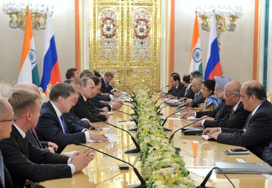 Vladimir Putin meets with Manmohan Singh