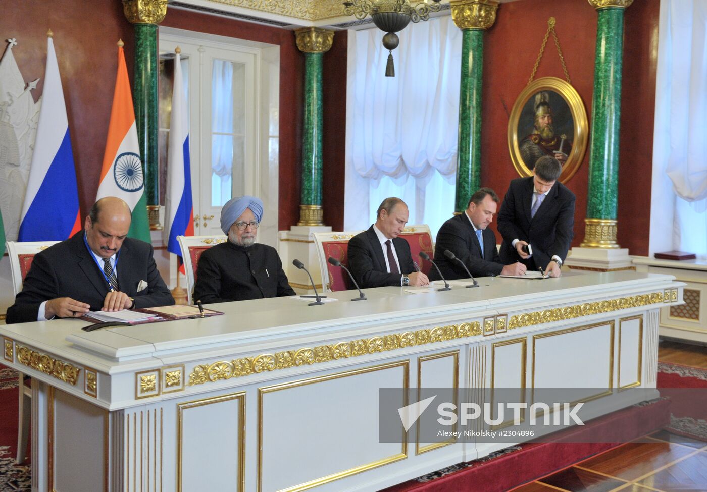 Vladimir Putin meets with Manmohan Singh