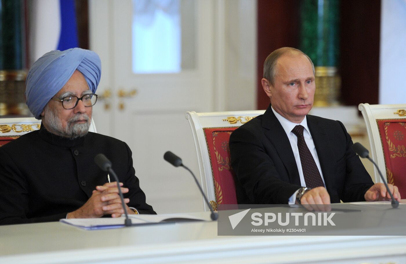 Vladimir Putin meets with Manmohan Singh