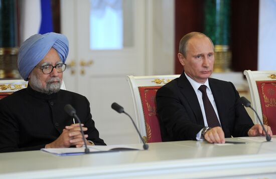 Vladimir Putin meets with Manmohan Singh