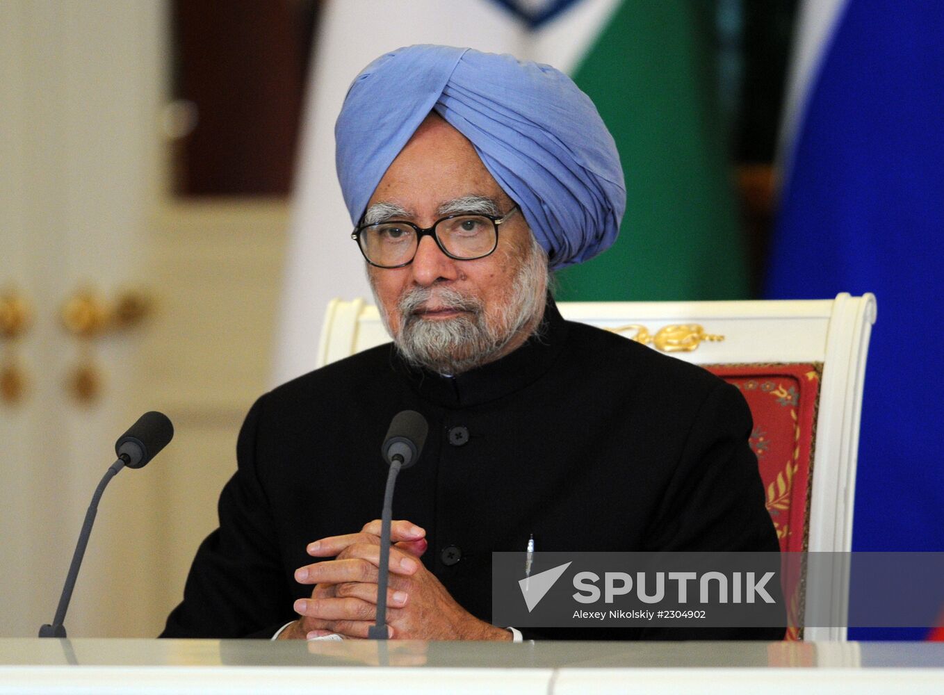 Vladimir Putin meets with Manmohan Singh