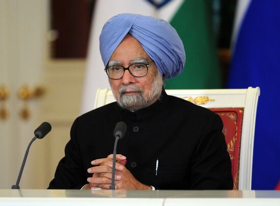 Vladimir Putin meets with Manmohan Singh