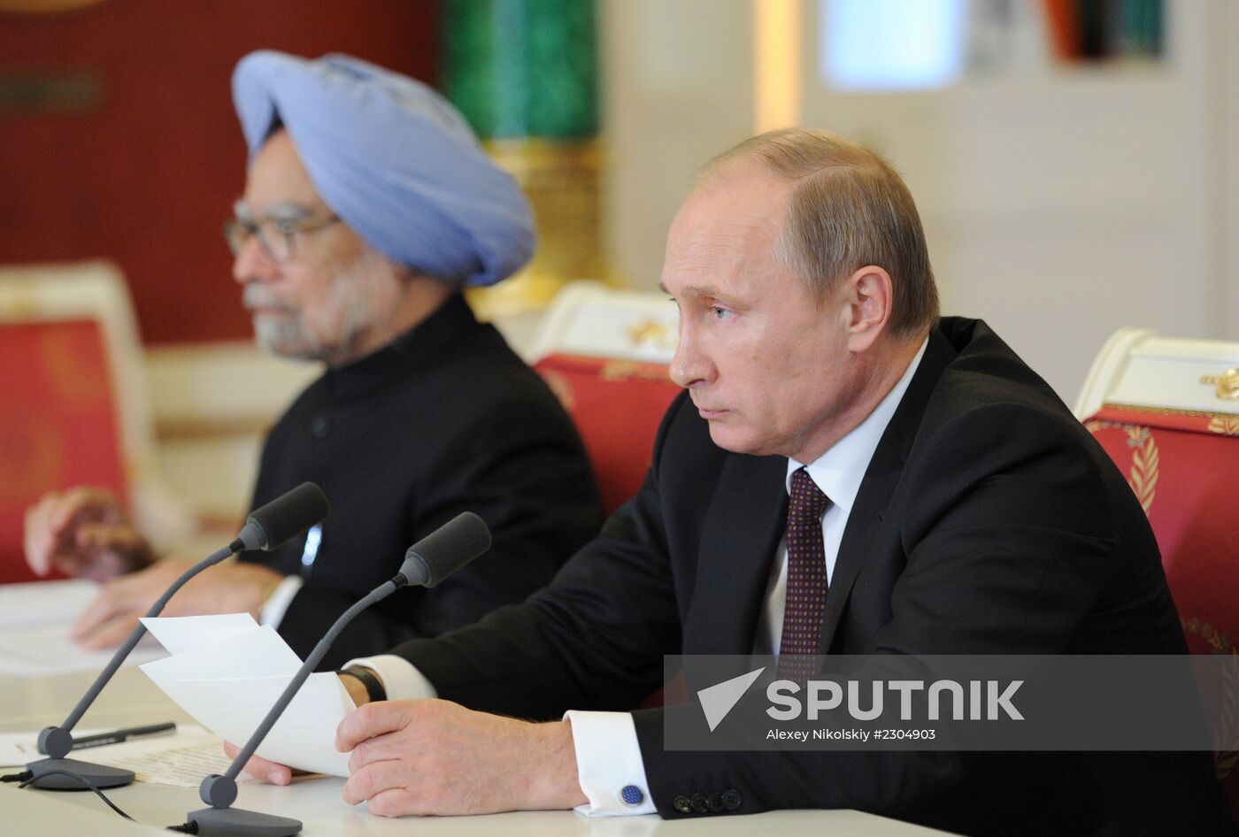 Vladimir Putin meets with Manmohan Singh