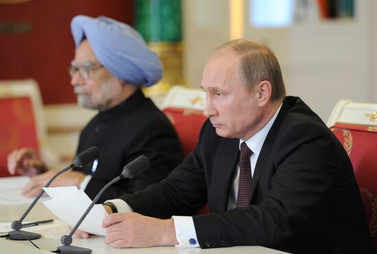 Vladimir Putin meets with Manmohan Singh