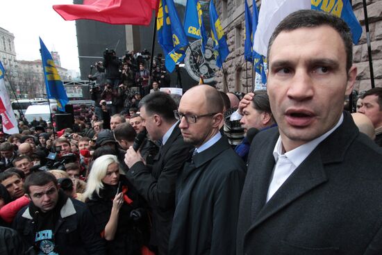 Opposition rally near Kiev City Council building