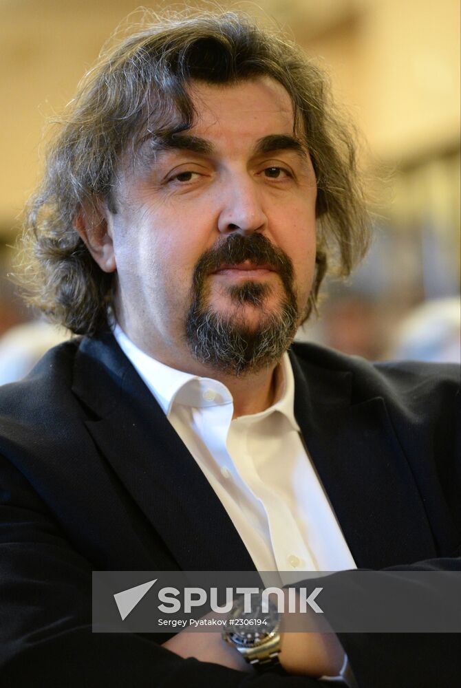 Commemorative signs presented to actors and employees of Chekhov MKhT Theater