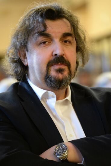 Commemorative signs presented to actors and employees of Chekhov MKhT Theater