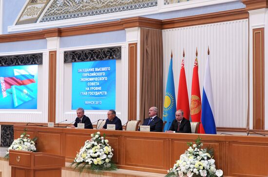 Vladimir Putin visits Belarus