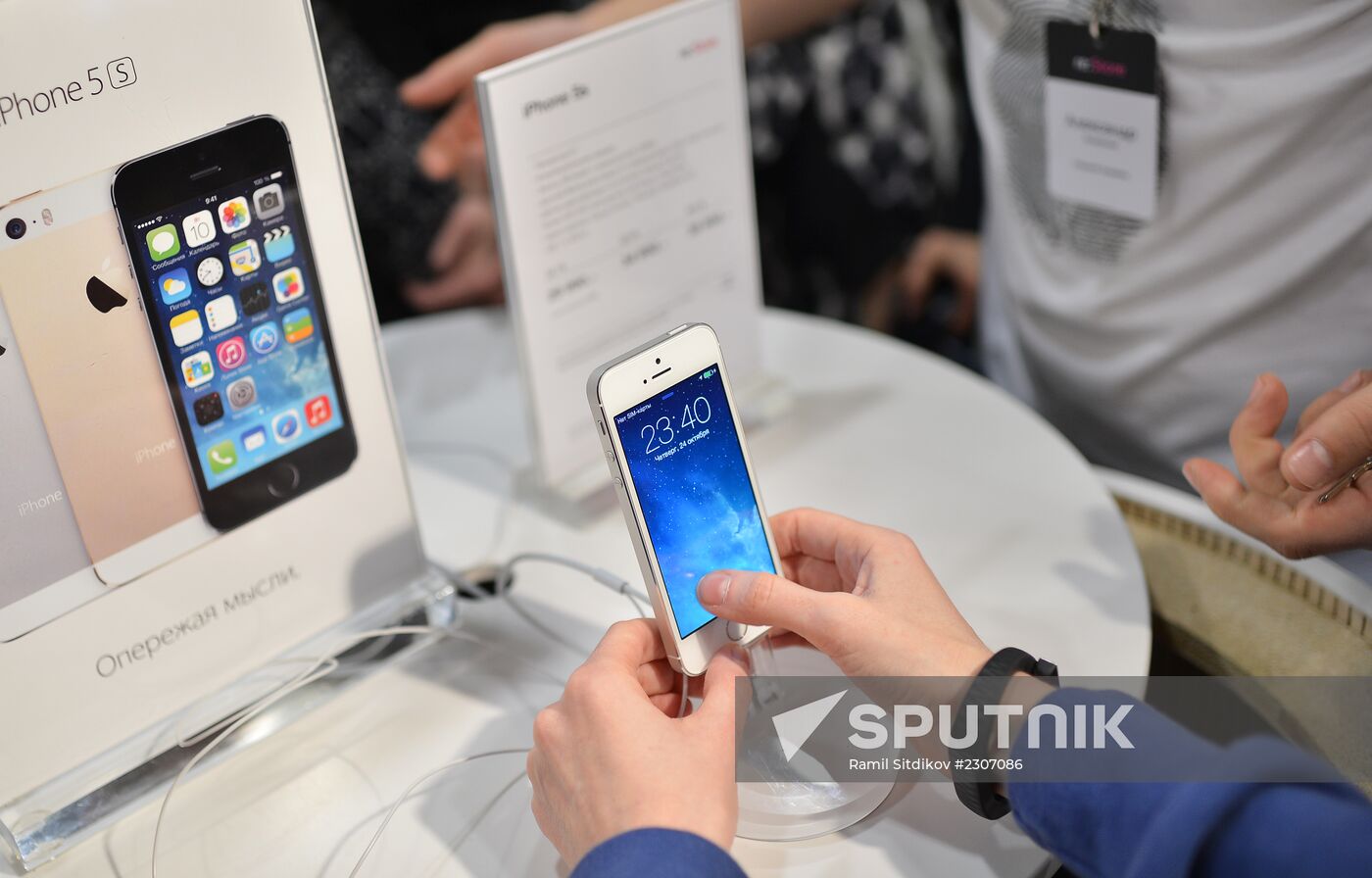 Official start of sales of iPhone 5s and iPhone 5c in Moscow