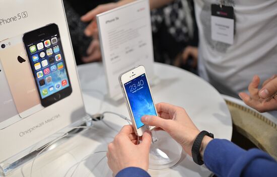 Official start of sales of iPhone 5s and iPhone 5c in Moscow