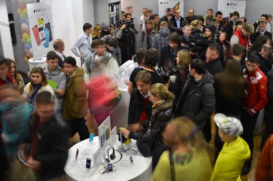 Official start of sales of iPhone 5s and iPhone 5c in Mos