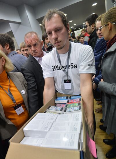 Official start of sales of iPhone 5s and iPhone 5c in Mos