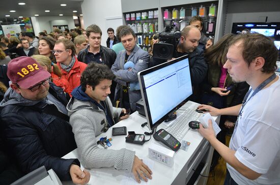 Official start of sales of iPhone 5s and iPhone 5c in Mos