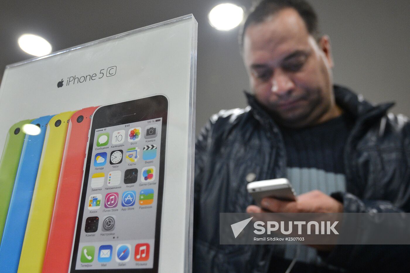 Official start of sales of iPhone 5s and iPhone 5c in Mos