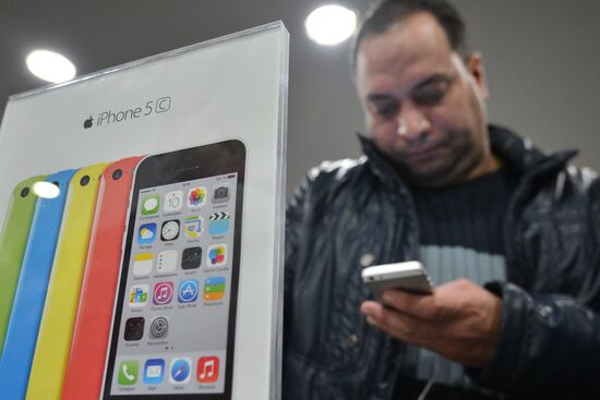 Official start of sales of iPhone 5s and iPhone 5c in Mos