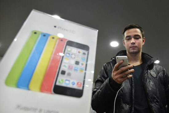 Official start of sales of iPhone 5s and iPhone 5c in Mos