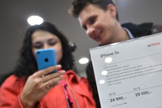 Official start of sales of iPhone 5s and iPhone 5c in Mos