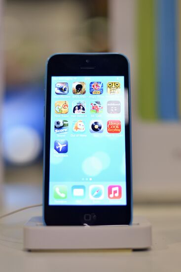 Official start of sales of iPhone 5s and iPhone 5c in Mos