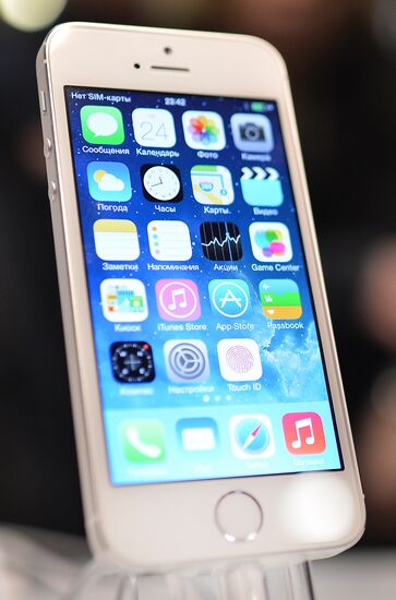 Official start of sales of iPhone 5s and iPhone 5c in Mos