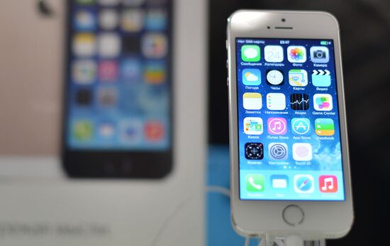 Official start of sales of iPhone 5s and iPhone 5c in Moscow