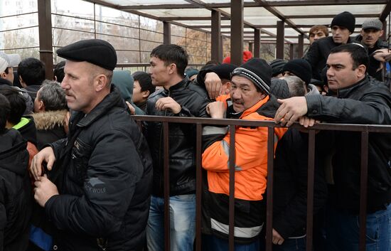 Immigrants in line to Federal Migration Service Moscow Department