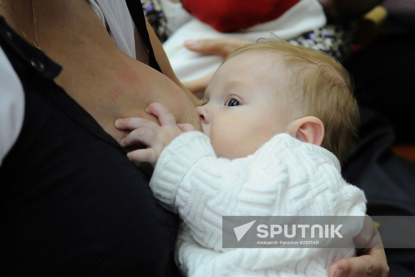 Mass breastfeeding flashmob in Krasnoyarsk