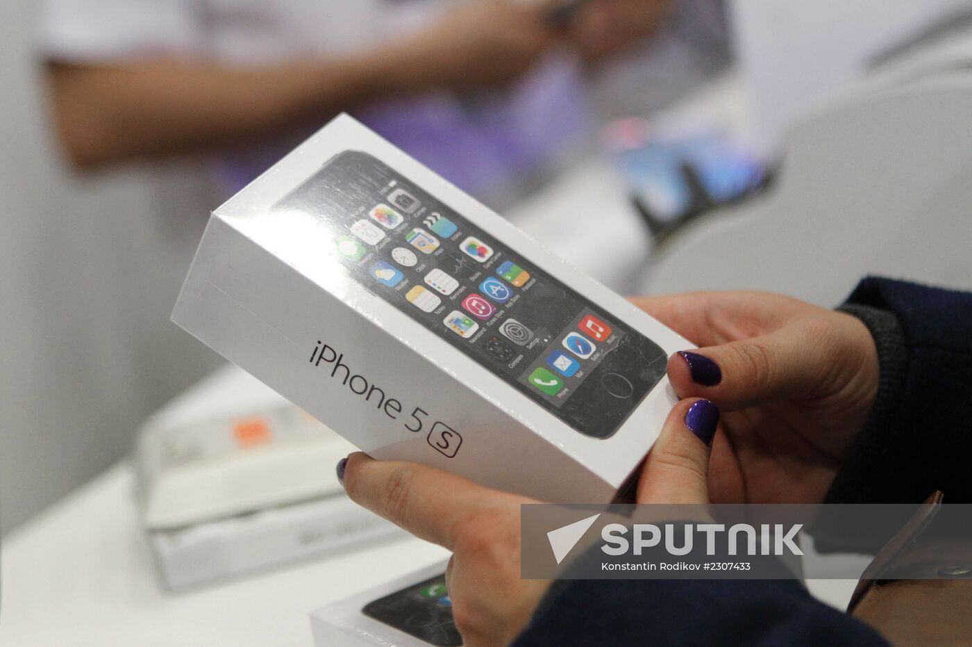 Official start of sales of iPhone 5s and iPhone 5c in Moscow