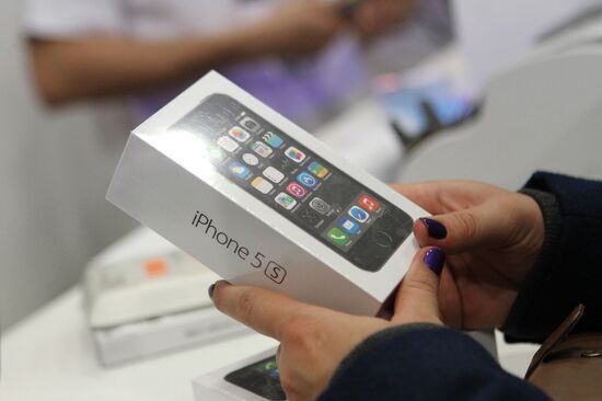 Official start of sales of iPhone 5s and iPhone 5c in Moscow