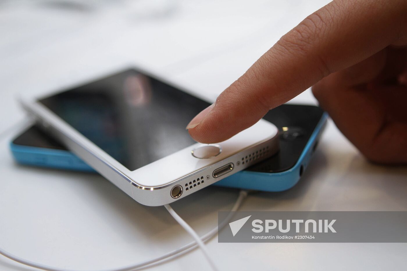 Official start of sales of iPhone 5s and iPhone 5c in Moscow