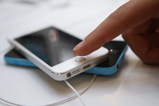 Official start of sales of iPhone 5s and iPhone 5c in Moscow