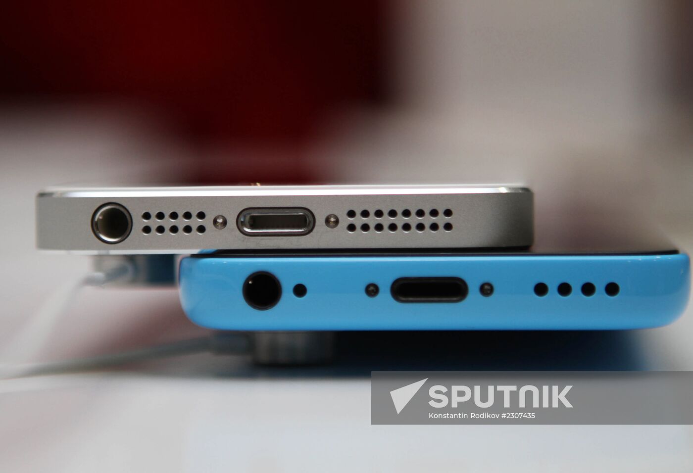 Official start of sales of iPhone 5s and iPhone 5c in Moscow