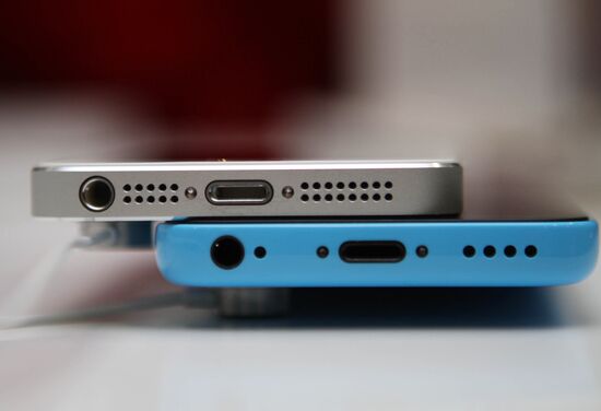 Official start of sales of iPhone 5s and iPhone 5c in Moscow