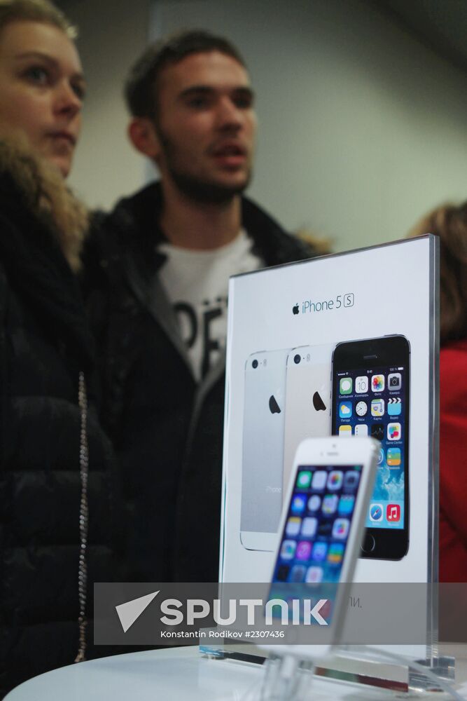 Official start of sales of iPhone 5s and iPhone 5c in Moscow