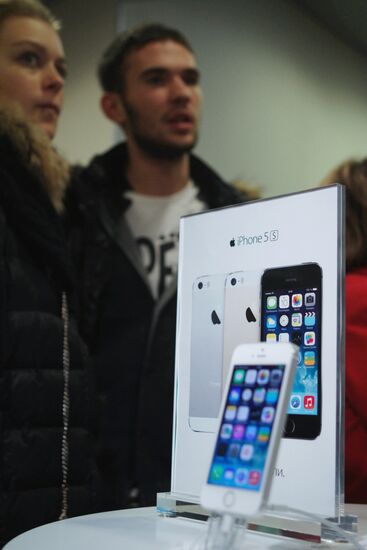Official start of sales of iPhone 5s and iPhone 5c in Moscow