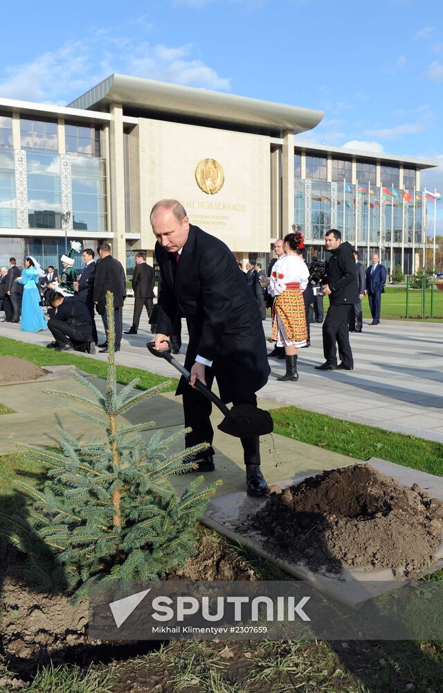 Vladimir Putin visits Belarus