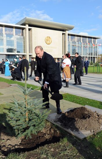 Vladimir Putin visits Belarus