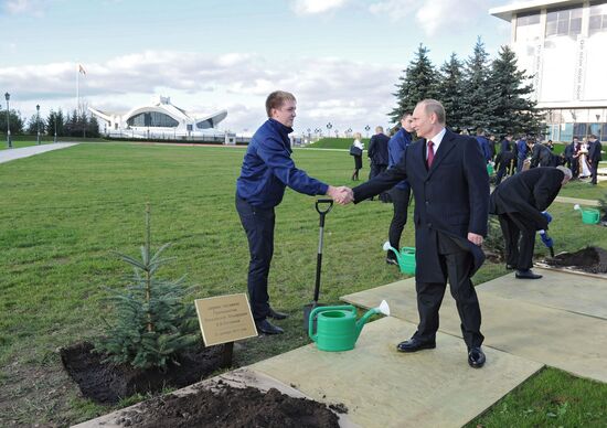 Vladimir Putin visits Belarus