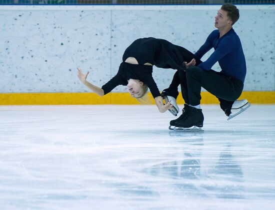 Figure skating. Training of Ekaterina Bobrova and Dmitry Solovyov