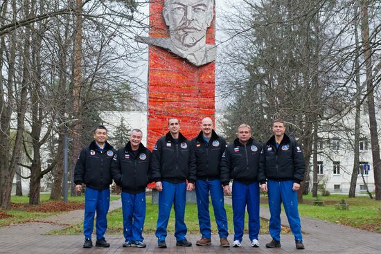 Farewell for crew of MKS-38/39 at Baikonur