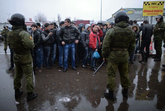 Police inspects Moscow Sadovod market