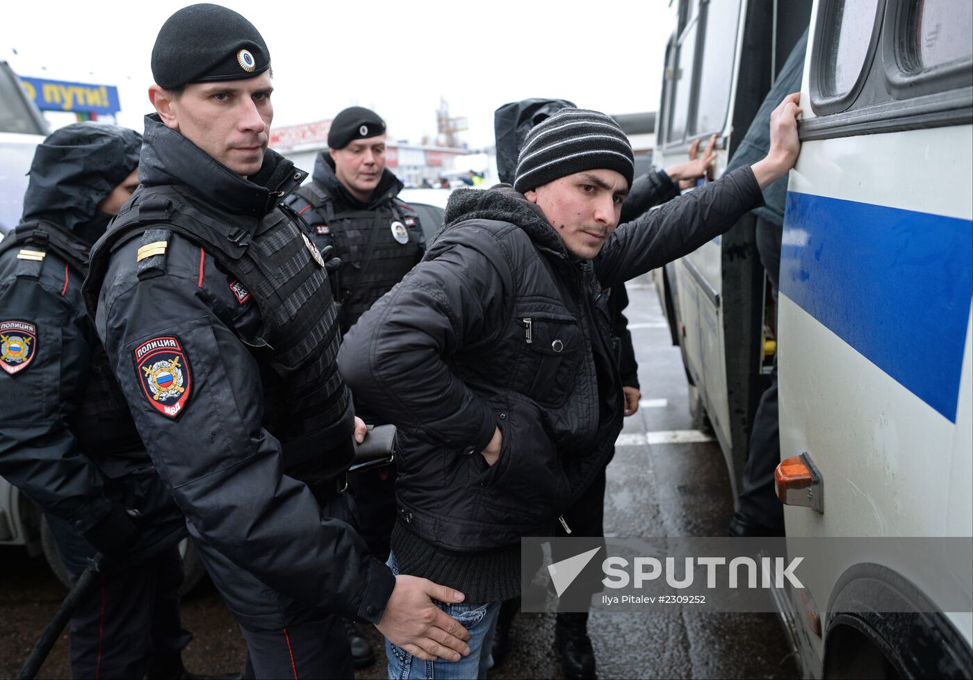 Police inspects Moscow Sadovod market