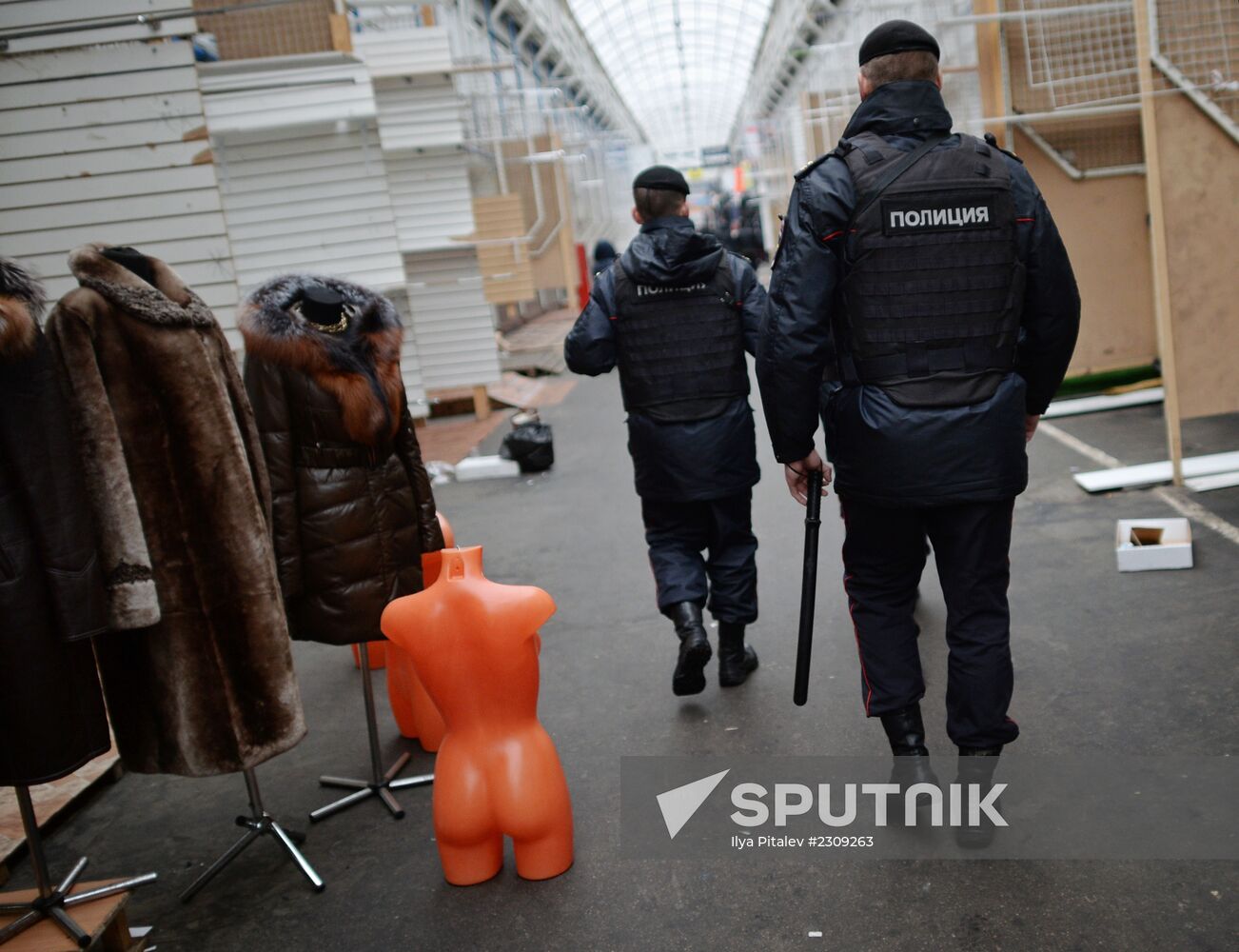 Police inspects Moscow Sadovod market