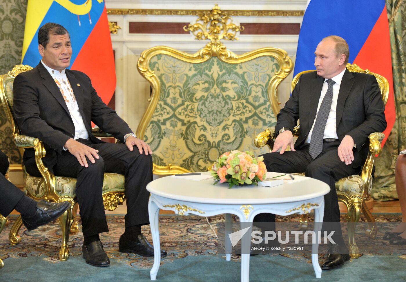 Vladimir Putin holds talks with Rafael Correa