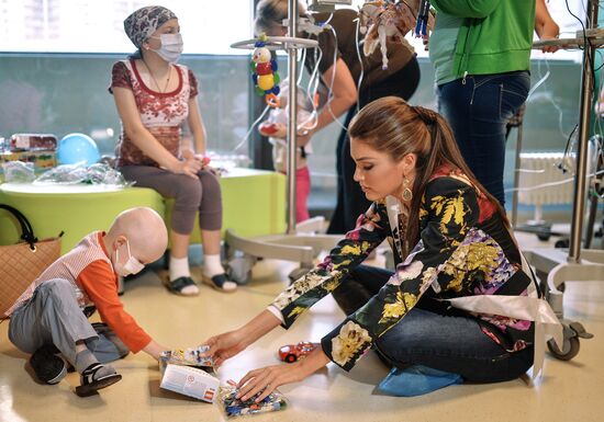 Miss Universe contestants visit Federal Center for Pediatric Hematology, Oncology and Immunology