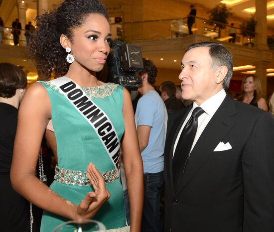 Miss Universe 2013 Charity Auction